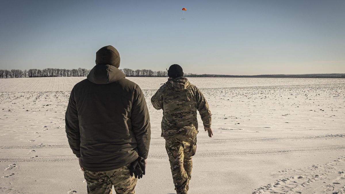 Finalizada la misión, el dron regresa y desciende con la ayuda de un paracaídas naranja mientras dos miembros de la unidad Taifun se acercan a recogerlo.