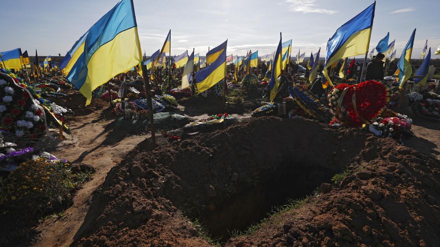 Banderas ucranianas en un cementerio del ejército ucraniano, en Jarkov, Ucrania, este 12 de octubre. EFE/EPA/ATEF SAFADI