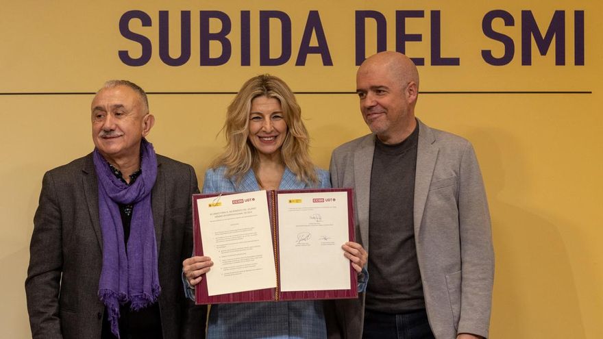 Yolanda Díaz firma con los sindicatos la subida del salario mínimo: "Hemos desmontado el discurso neoliberal"