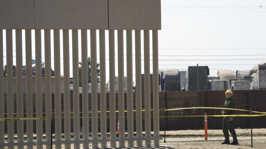 Retiran una orden de parar las obras de un muro fronterizo privado en EE.UU.