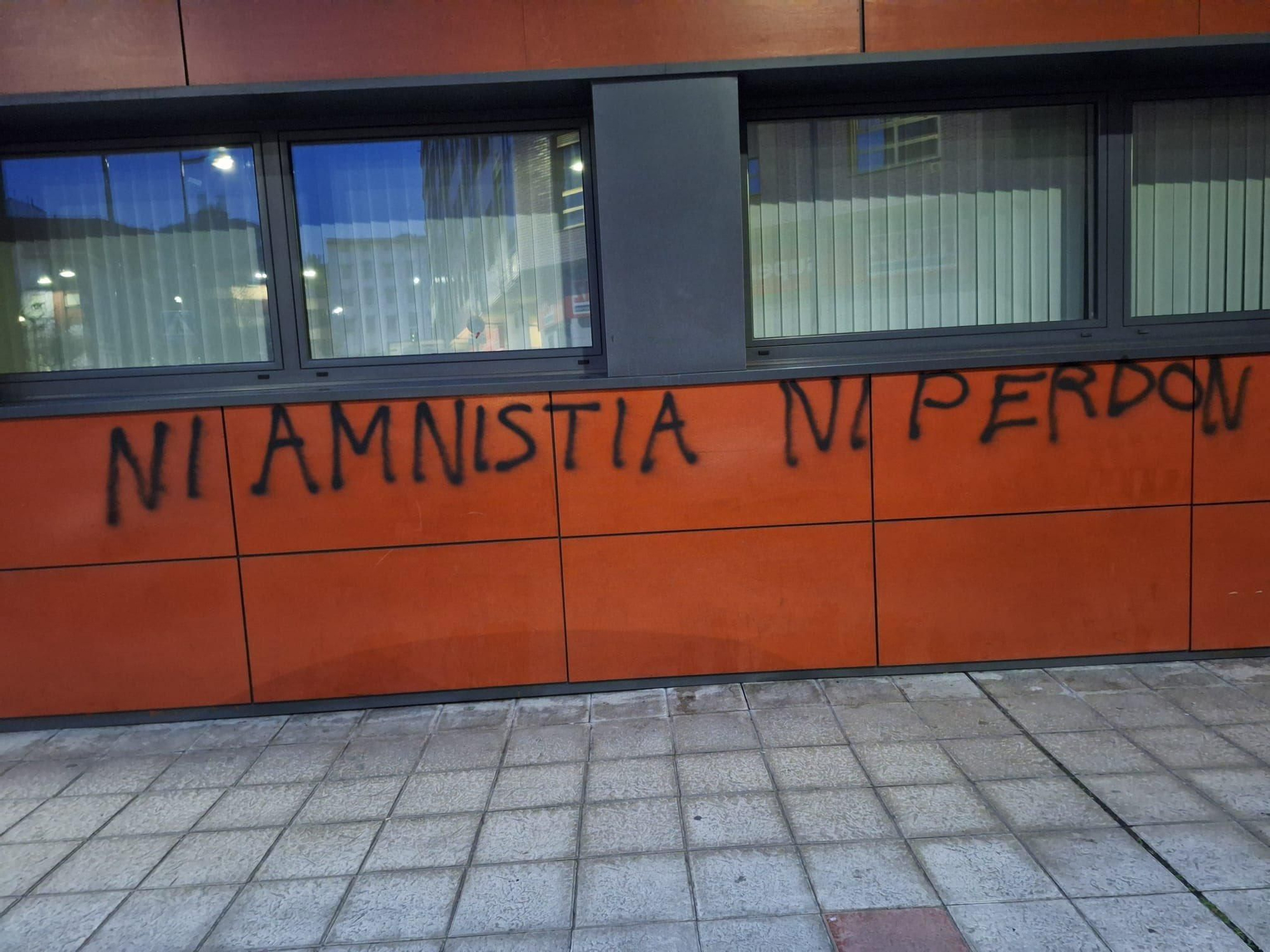Pintadas en la sede del PSOE de León contra la amnistía.