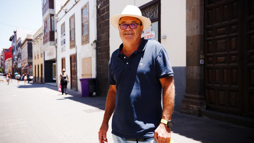 Antonio pasea a su perro sin la mascarilla este sábado por La Laguna. (Andrea Domínguez).