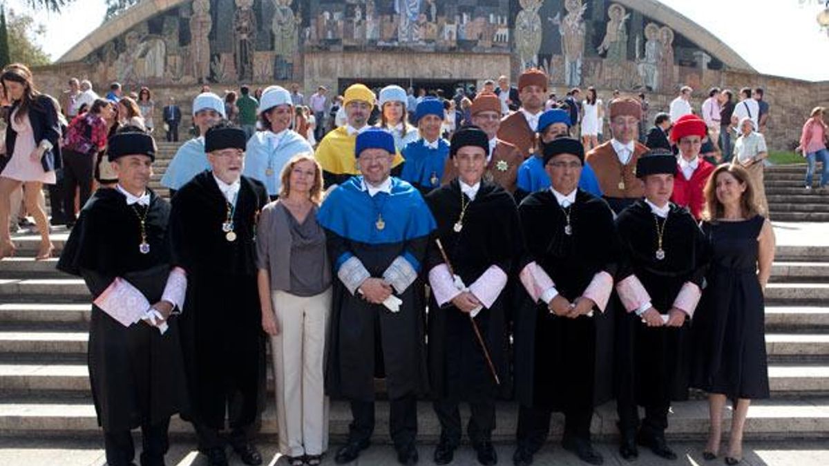 Foto de familia de la investidura de Villamandos como rector
