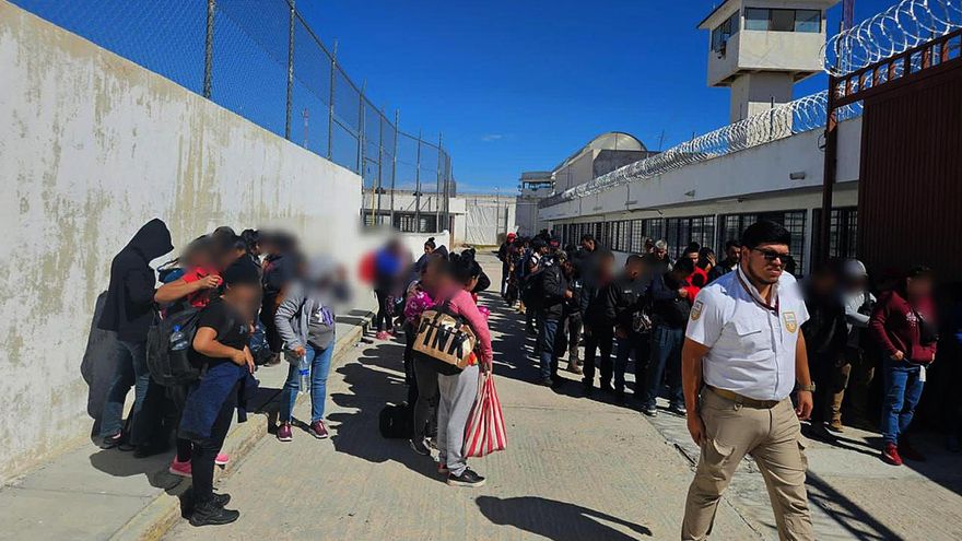 Autoridades de México hallan a 123 migrantes encerrados en un tráiler
