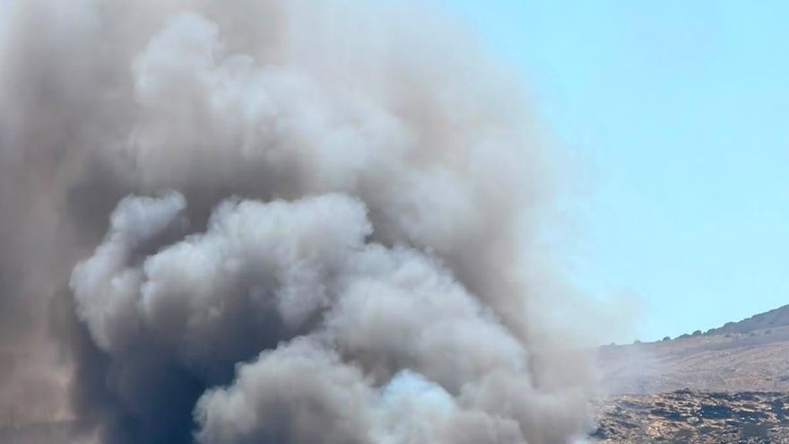 Dos intoxicados por humo en el aparatoso incendio en el vertedero de Juan Grande