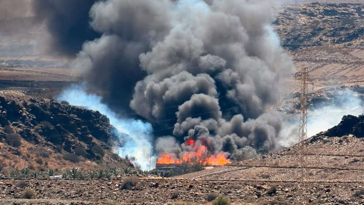 Aparatoso incendio junto al vertedero de Juan Grande