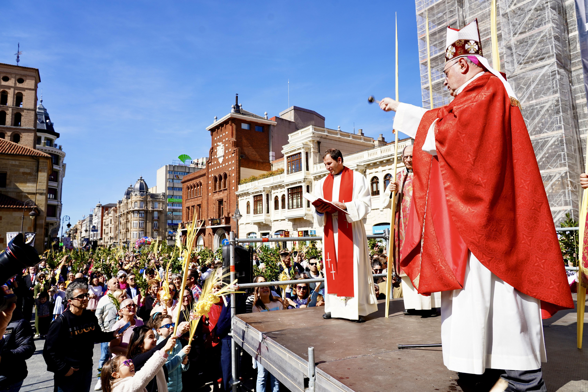 Una procesión de Las Palmas en León bajo el sol y en imágenes