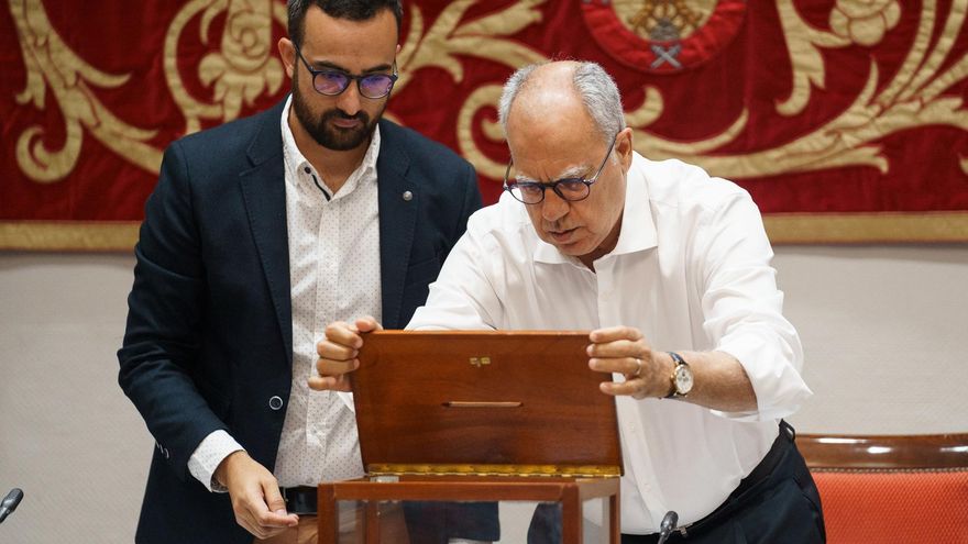 El diputado de la Agrupación Herreña Independiente, Raúl Acosta (i) y el diputado de la Agrupación Socialista Gomera Casimiro Curbelo (d) durante la constitución de la comisión de Presupuestos y Hacienda llevada a cabo este miércoles en el Parlamento de Canarias