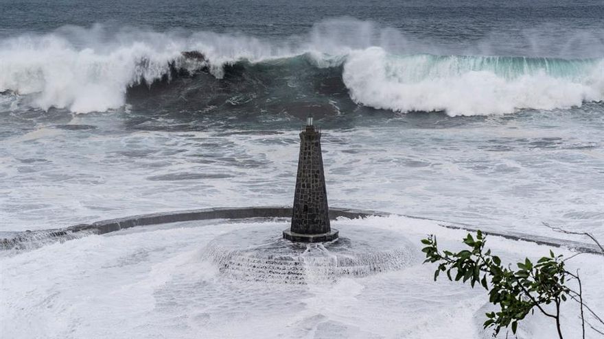Vecinos de Bajamar, en el municipio tinerfeño de La Laguna, contemplan el fuerte oleaje que ha afectado este jueves, a la costa norte de Tenerife.