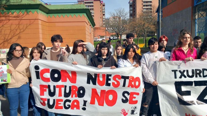 El instituto público de Bilbao especializado en artes escénicas se echa la calle ante el temor a su cierre