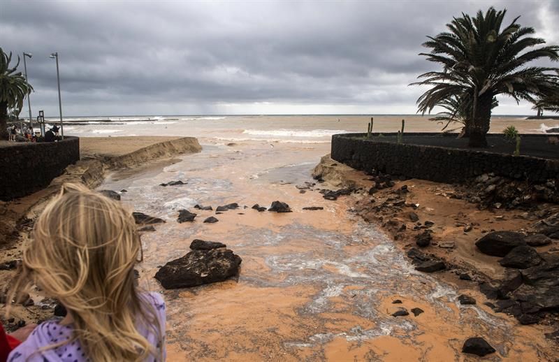 Efectos de las lluvias caídas en Costa Teguise durante la noche