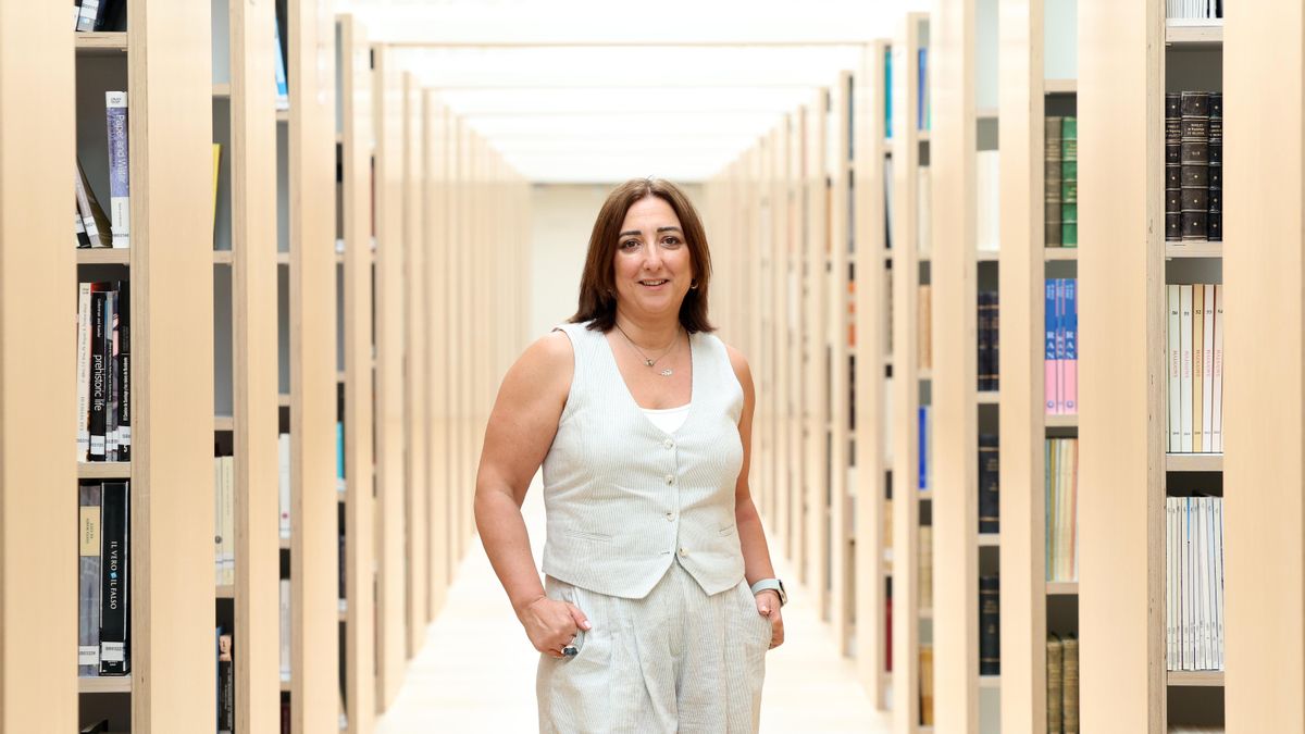 Marga Sánchez Romero, en la biblioteca del Museo