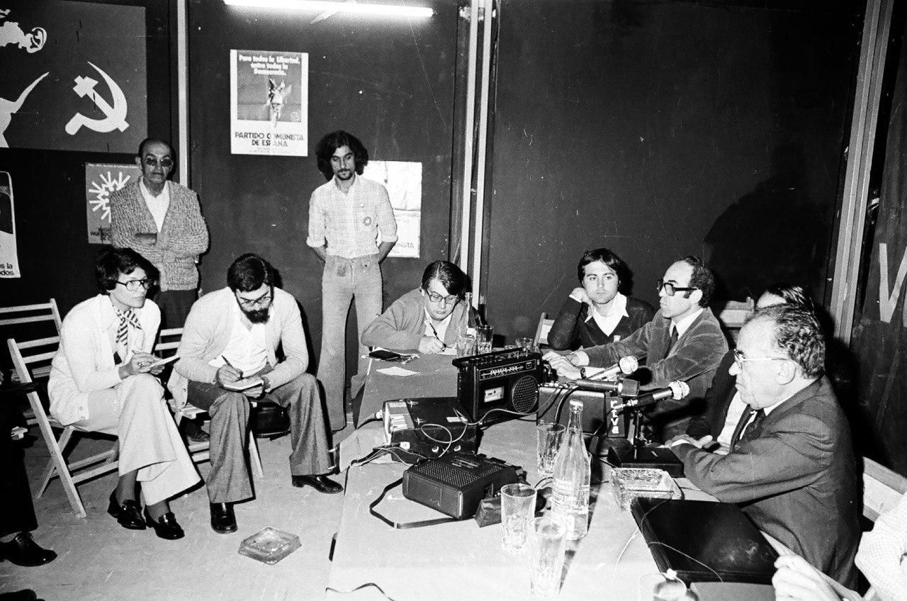 Pepe Alemán, en el centro, durante una rueda de prensa del líder del PCE Santiago Carrillo, en compañía de otros históricos periodistas canarios, como Herminia Fajardo.