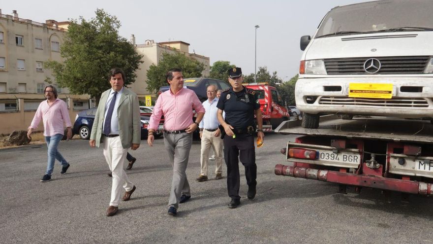 El Ayuntamiento inicia una campaña para retirar 2.500 vehículos abandonados de la vía pública
