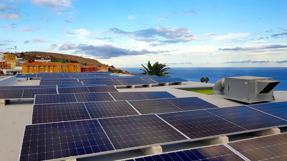 Instalación fotovoltaica ubicada en la cubierta del CEIP Manuel Galván de las Casas, en Breña  Alta.