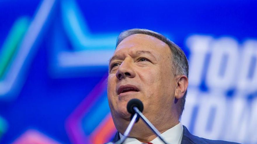 Después de conocer la noticia, el secretario de Estado de EE.UU., Mike Pompeo (c), pidió este martes a China que reconsidere su decisión de expulsar a los citados periodistas.