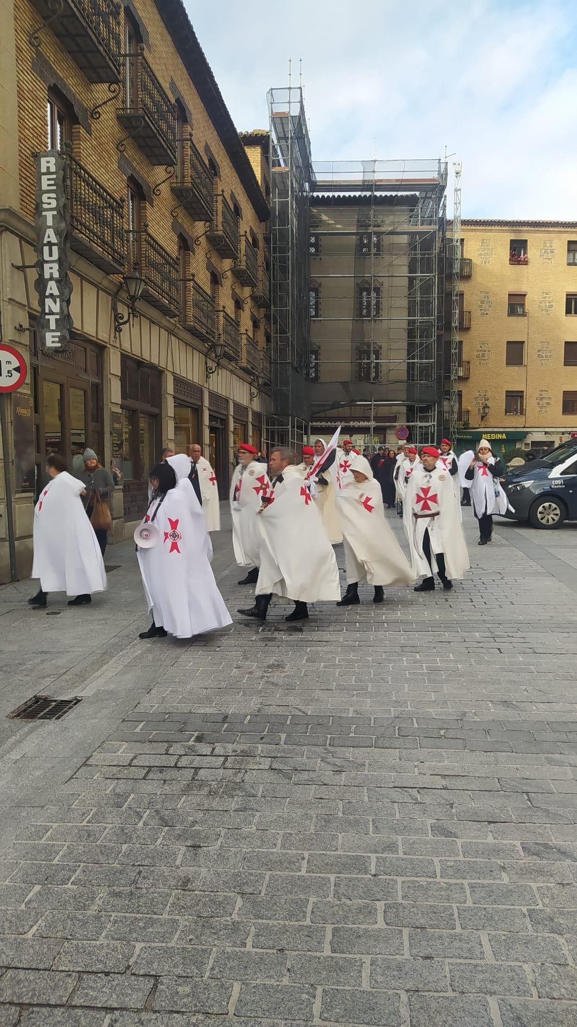 Miembros de la Asociación Orden Soberana del Pueblo Templario protestan en Toledo por la cesión de la Casa del Temple a la Fundación Cultura Islámica de Toledo que la abrirá de forma permanente al público. El inmueble pertenece al Estado y lleva décadas cerrado