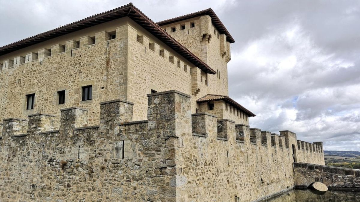 Rodeado por un foso de agua que todavía se conserva en gran parte, el edificio mantiene intactos sus elementos defensivos originales