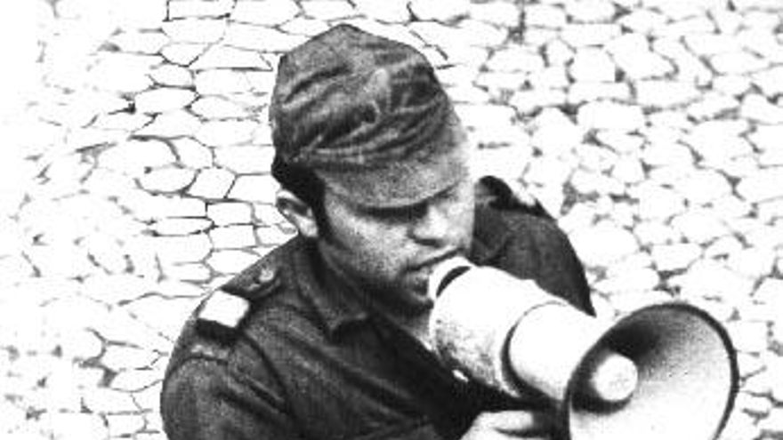 En el Largo de Carmo, Lisboa, aquel día