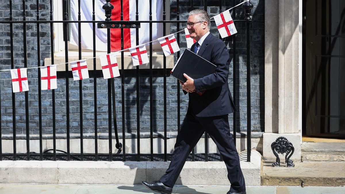 El primer ministro Keir Starmer saliendo de Downing Street, en Londres, para su última sesión de control en el Parlamento este miércoles.