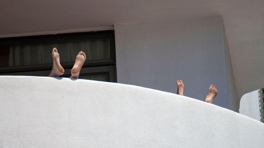 Vista de un balcón del Hotel Palma Bellver, donde guardan cuarentena los estudiantes aislados