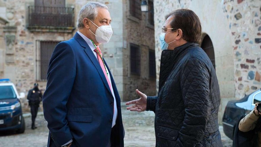 El presidente de Extremadura, Guillermo Fernández Vara, junto al nuevo presidente de la Diputación de Cáceres, Carlos Carlos Rodríguez
