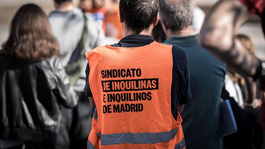 Un voluntario del Sindicato de Inquilinas de Madrid