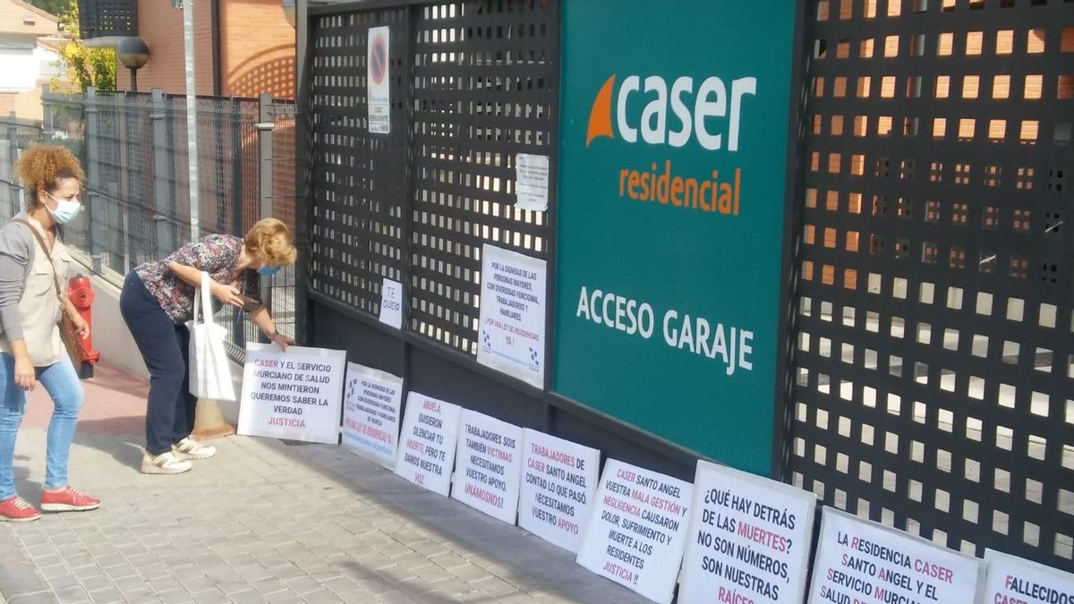 Protesta frente a la residencia de Cáser es Santo Ángel por parte de los familiares de los fallecidos por COVID-19