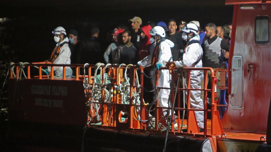 Migrantes rescatados por Salvamento Marítimo la noche del lunes 19 de octubre en aguas canarias.