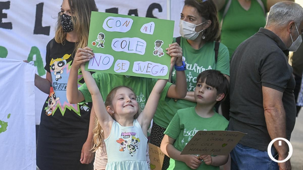 Concentración de la Marea Verde contra el cierre de aulas en la educación pública