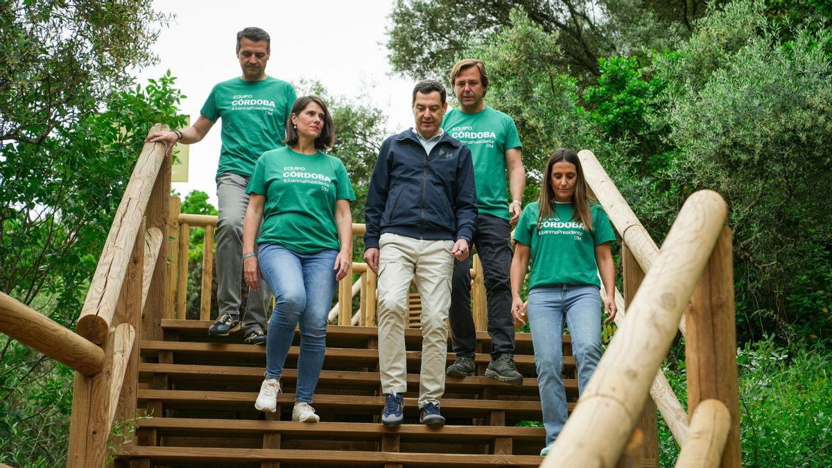 Juanma Moreno recorre el sendero de la fase 3 del Cinturón Verde de Córdoba junto a representantes del PP andaluz