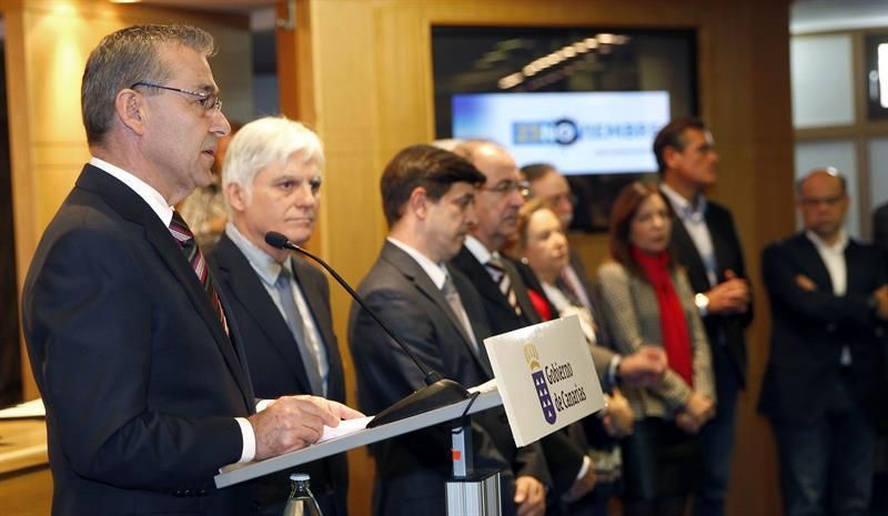 Acto institucional contra las prospecciones. (EFE / ELVIRA URQUIJO)