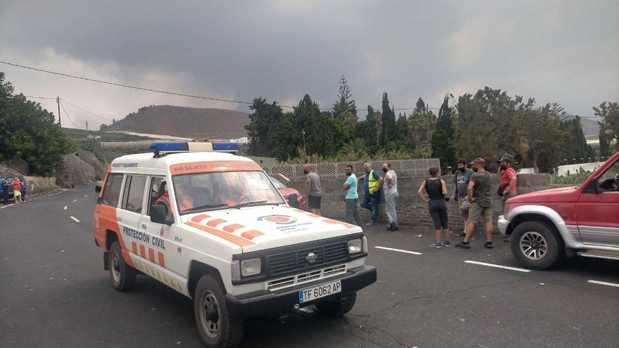 Vecinos de Todoque y La Bombilla aguardan para acceder a sus casas antes de la llegada de la lava.