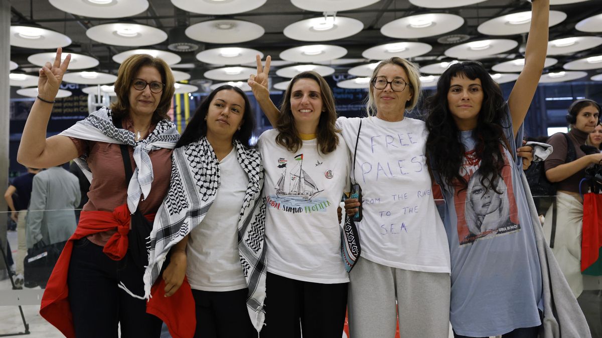 The Mallorcan activist member of the Global Flotilla Sumud Reyes Rigo (2d) upon arrival at the Adolfo Suárez Madrid-Barajas airport this Monday.