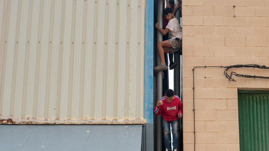 La nave de niños migrantes de Ceuta: cinco días sin una comida caliente, en el suelo y con miedo a volver a Marruecos