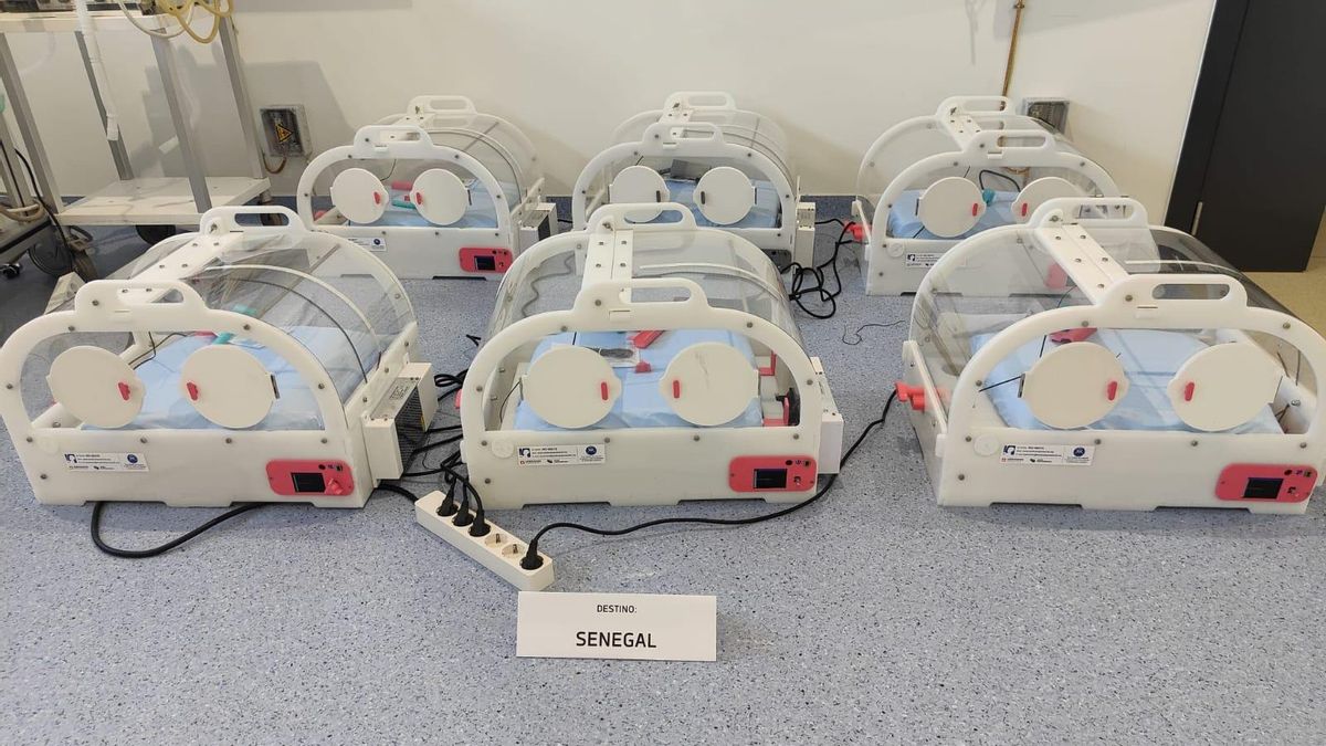 Las incubadoras que irán a Senegal.