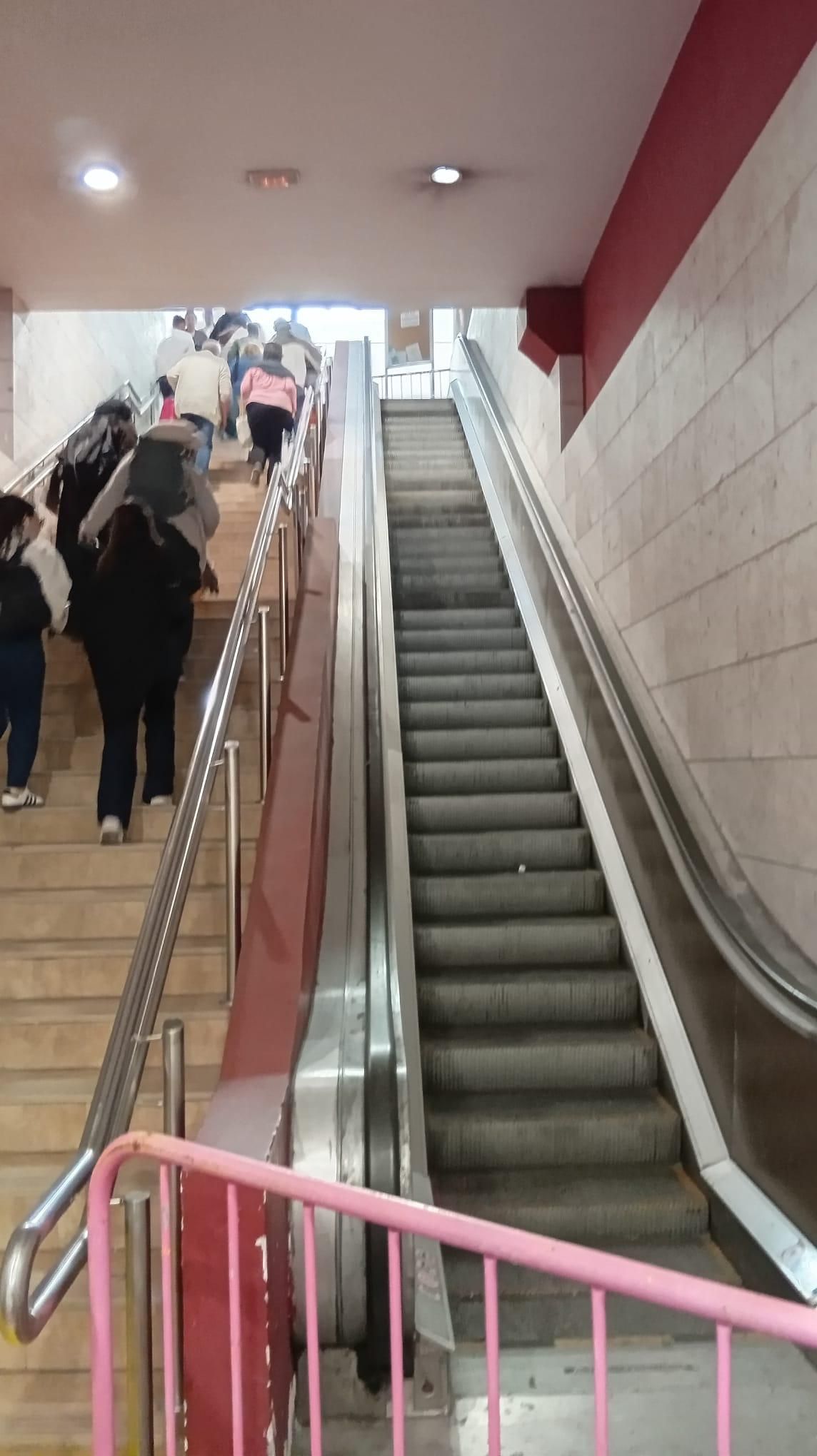 Las escaleras mecánicas de la estación de autobuses de Toledo llevan años sin funcionar