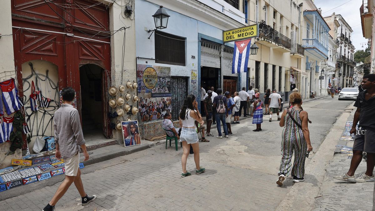 Fotografía del 6 de Junio de 2026 de personas caminando frente al bar y restaurante 'La Bodeguita del Medio' en La Habana (Cuba).