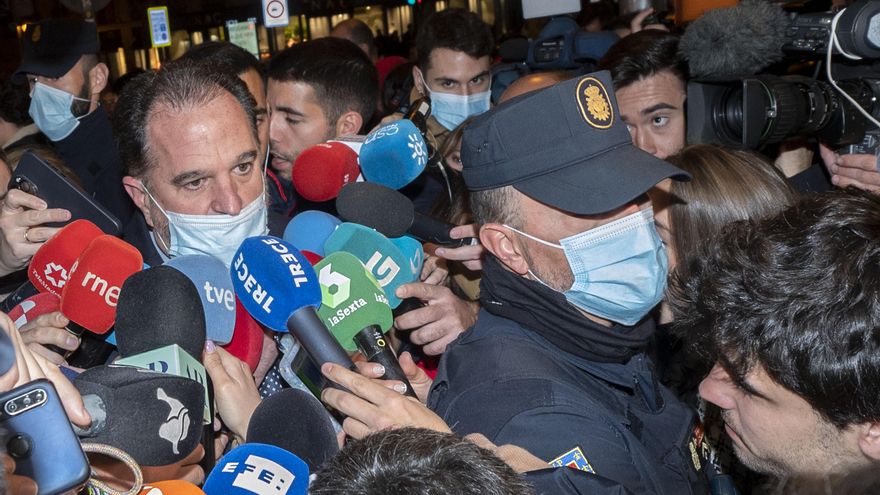 El presidente del PP del País Vasco, Carlos Iturgaiz, ofrece declaraciones a los medios de comunicación a su llegada a la sede de Génova, a 23 de febrero de 2022, en Madrid (España).