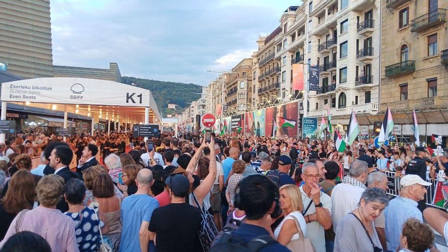 Cientos de manifestantes denuncian el genocidio en Gaza en la alfombra roja del Festival de San Sebastián