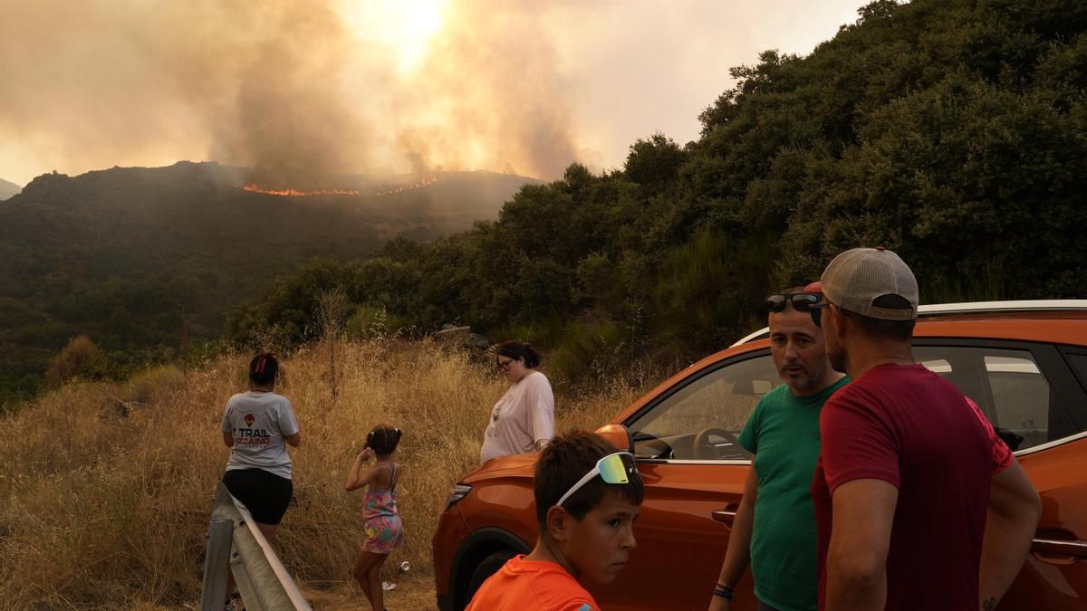 Vecinos del entorno de Paradiña viendo la cercana evolución del fuego en su monte.