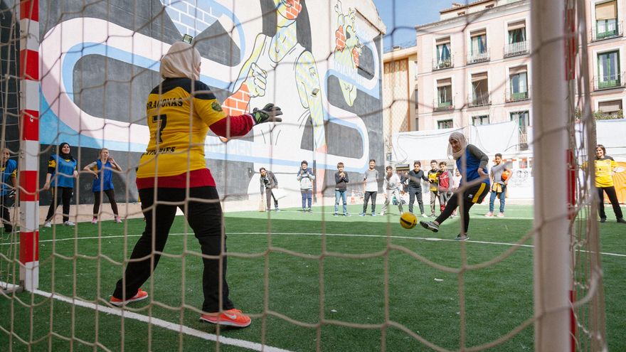 El equipo de madres de Las Dragonas de Lavapiés, mientras sus hijos las miran jugar