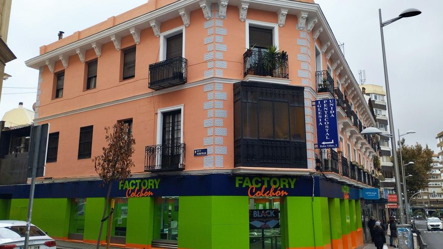 Asociaciones de Tetuán denuncian la estridente fachada de una franquicia en un edificio protegido