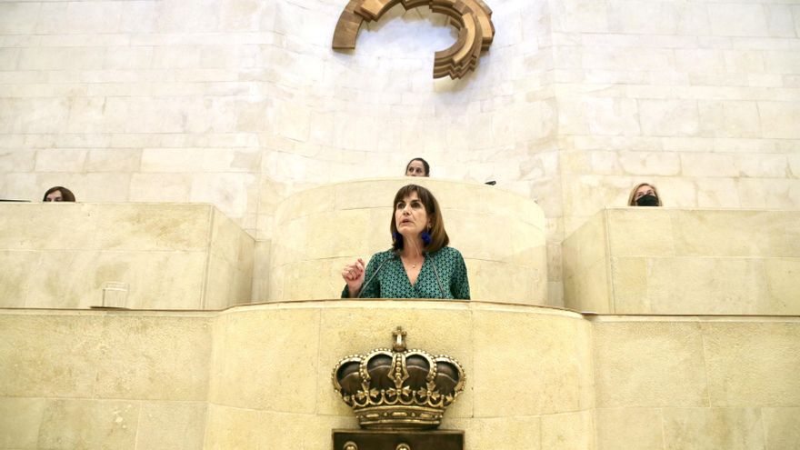 Archivo - La consejera de Economía y Hacienda del Gobierno de Cantabria, Ana Belén Álvarez, en el Parlamento. Foto de archivo