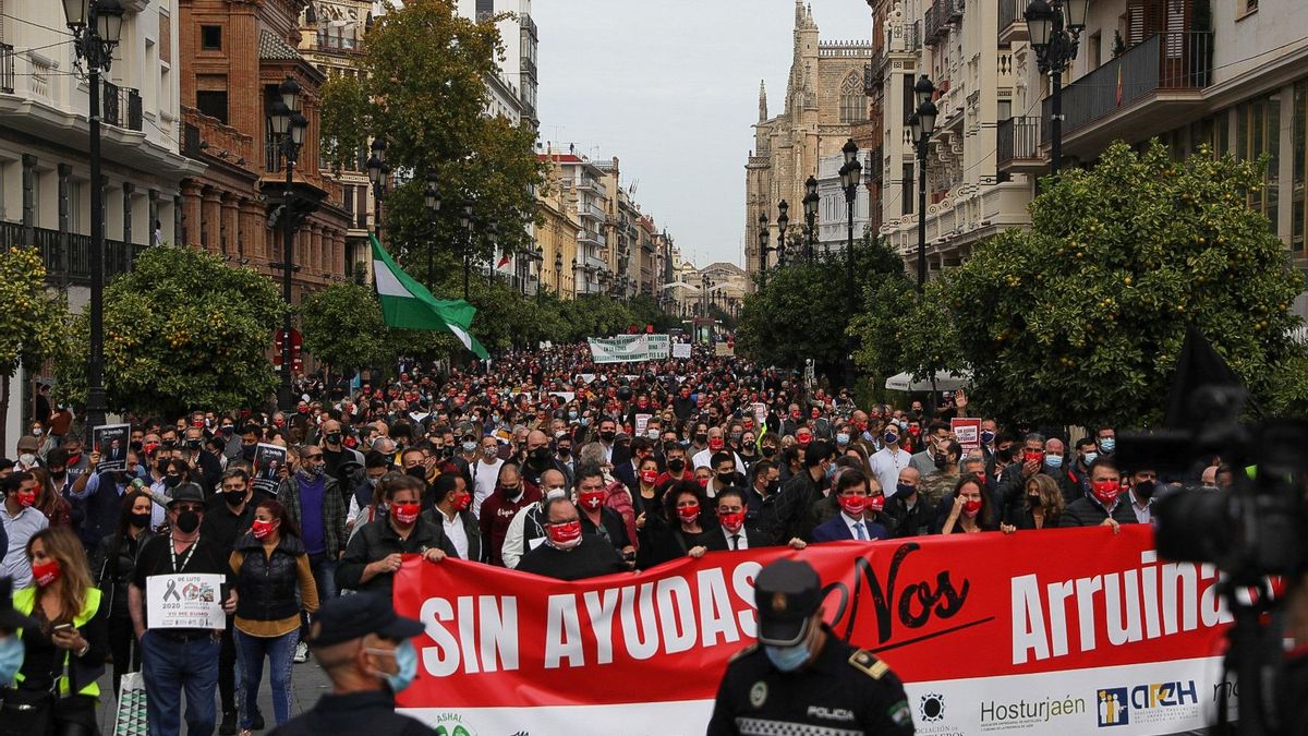 Manifestación de los hosteros en Sevilla bajo el lema 'Sin ayudas nos arruinan'