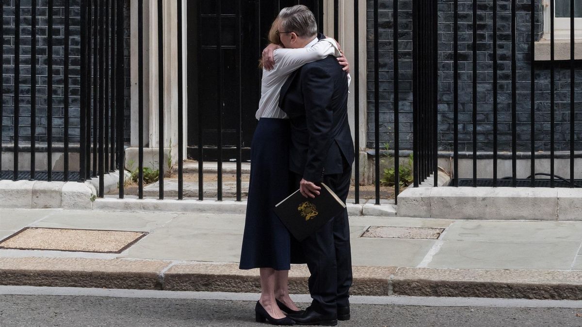 June 22, 2026, London, England, United Kingdom: British Prime Minister Sir KEIR STARMER and his wife VICTORIA STARMER outside 10 Downing Street. Prime Minister Keir Starmer announced his resignation and a timetable for his departure from office following mounting political pressure over heavy loses in the local elections and Andy Burnham's decisive win in the Makerfield by-election
