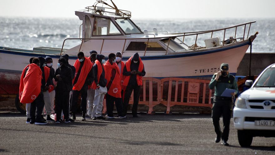 Una embarcación con 56 personas llega el puerto de El Hierro