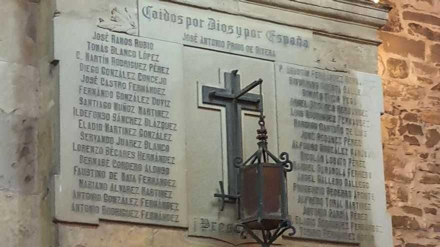 Placa franquista de La Bañeza, en León.