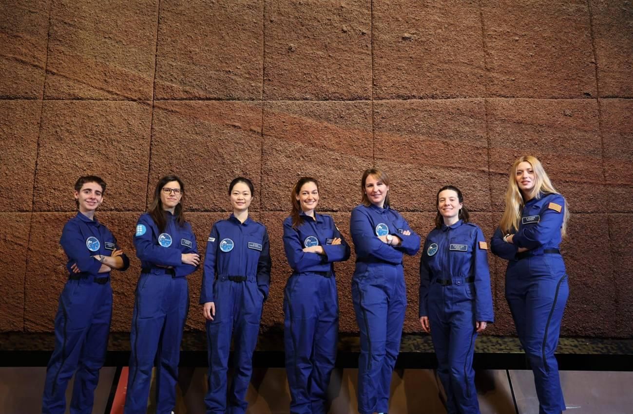 La expedición Hypatia III será en verano de 2027 y participará en ella la leonesa Laura Fernández Llamazares (en el centro).