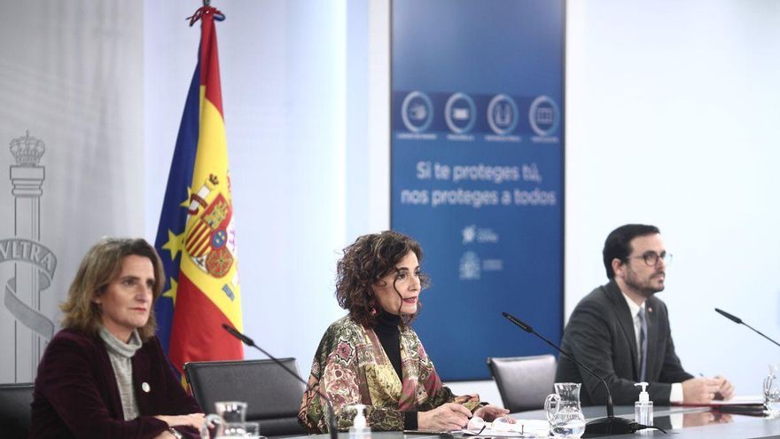 Teresa Ribera, María Jesús Montero y Alberto Garzón, tras un Consejo de Ministros.